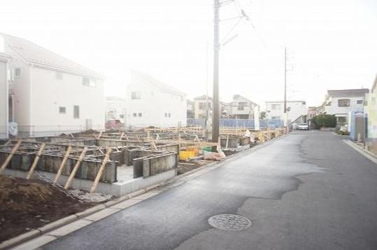 Local photos, including front road. Frontal road