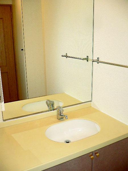 Wash basin, toilet. Wash basin