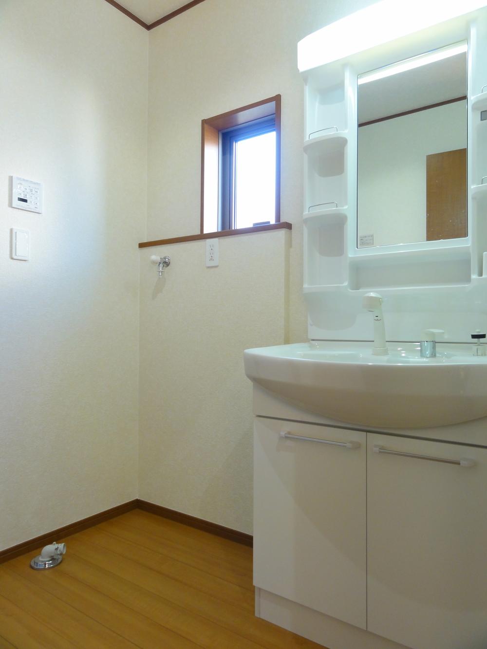 Wash basin, toilet. Shower Dresser