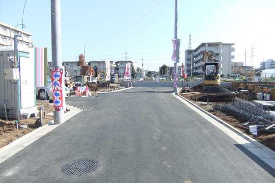 Local photos, including front road. Frontal road