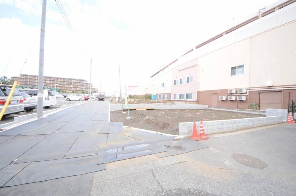 Local photos, including front road. Local (11 May 2013) Shooting