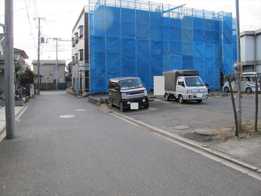 Local photos, including front road. Garage in 5m road surface also Easy