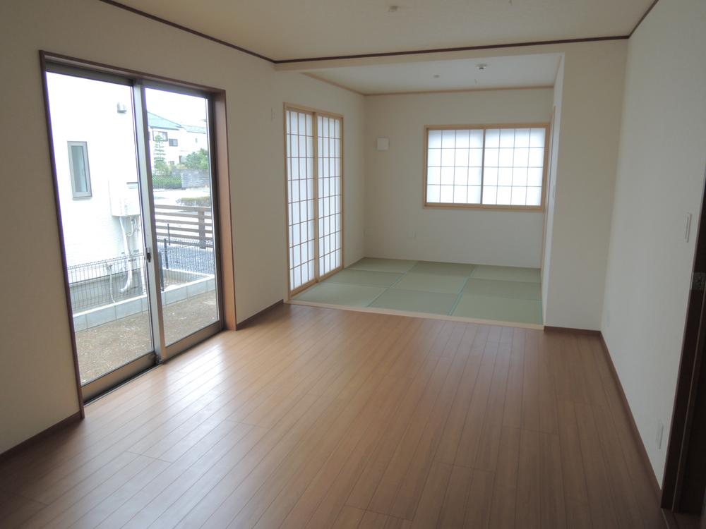 Same specifications photos (living). Same specifications :( seller construction cases)