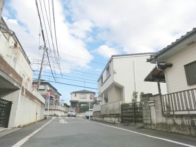 Local photos, including front road. Location