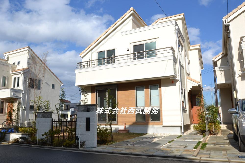 Local appearance photo. 25 Building