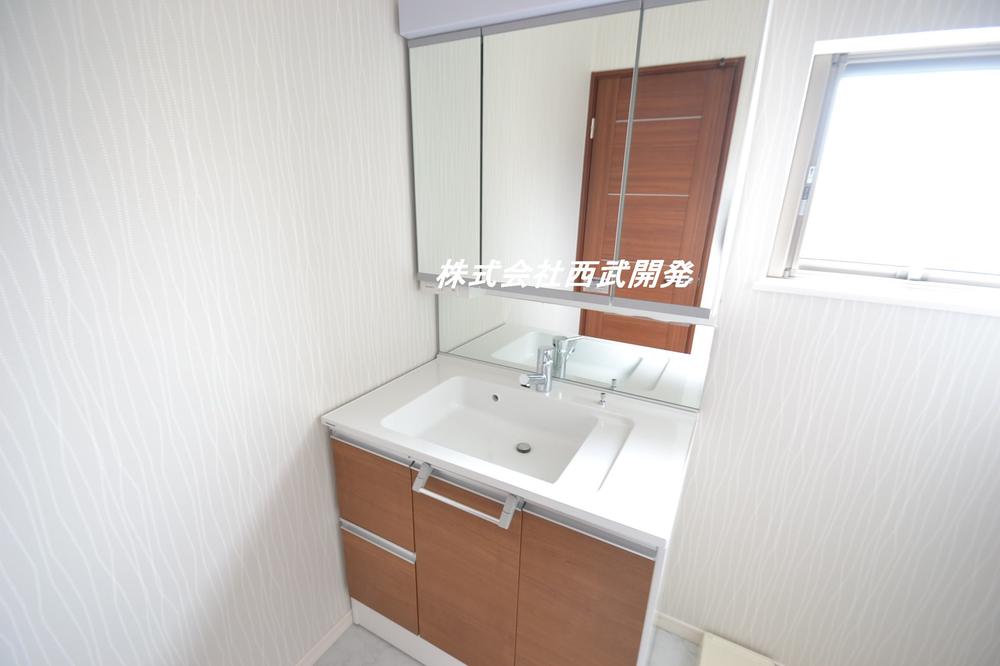 Wash basin, toilet. 25 Building