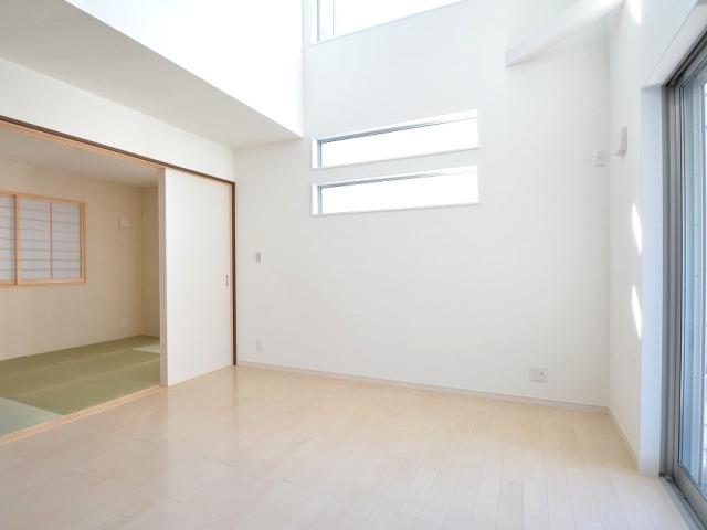 Living. Ukagaemasu appearance of the Japanese-style room from the living room and kitchen. (November 2013) Shooting