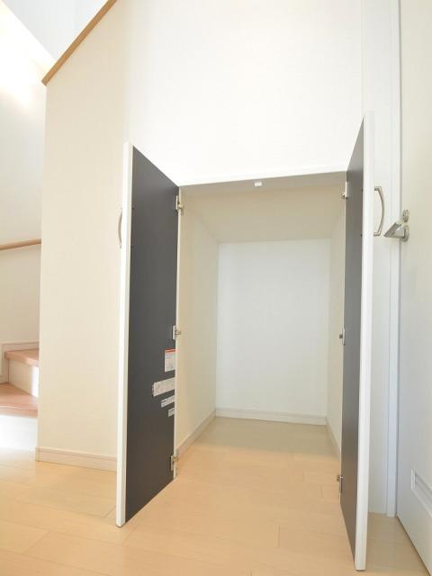 Receipt. Storage space under the stairs is a useful space that is also easy to take out things of everyday use. (November 2013) Shooting