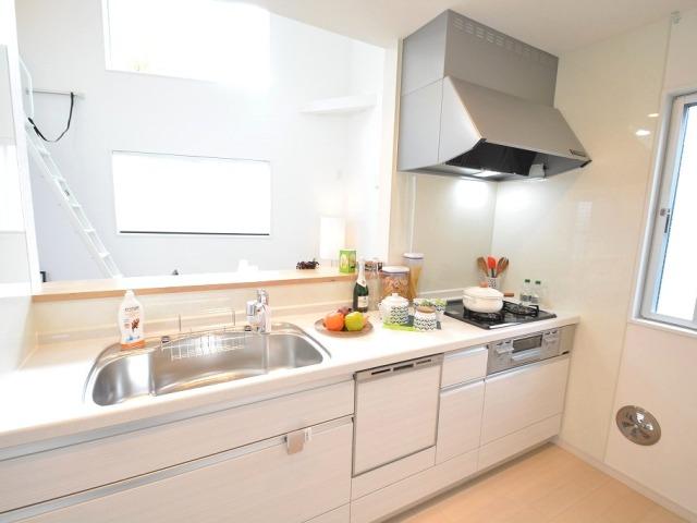 Kitchen. It overlooks the entire room from the counter type of kitchen. (December 2013) Shooting