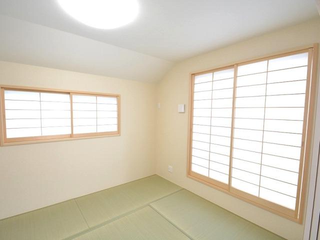 Non-living room. Bright Japanese-style room on how to use various (December 2013) Shooting