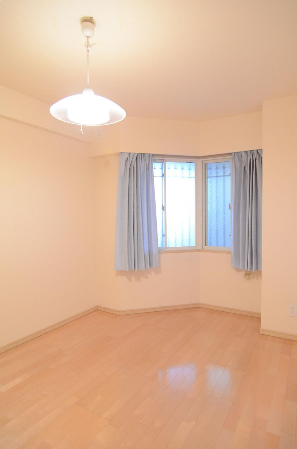 Non-living room. Indoor (12 May 2013) Shooting