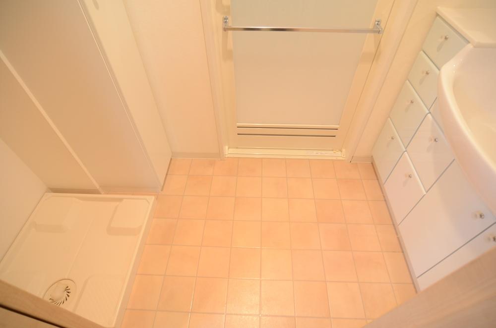 Wash basin, toilet. Indoor (12 May 2013) Shooting