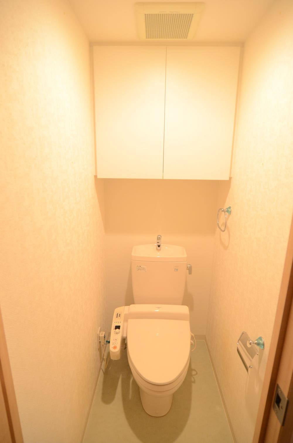 Toilet. Indoor (12 May 2013) Shooting