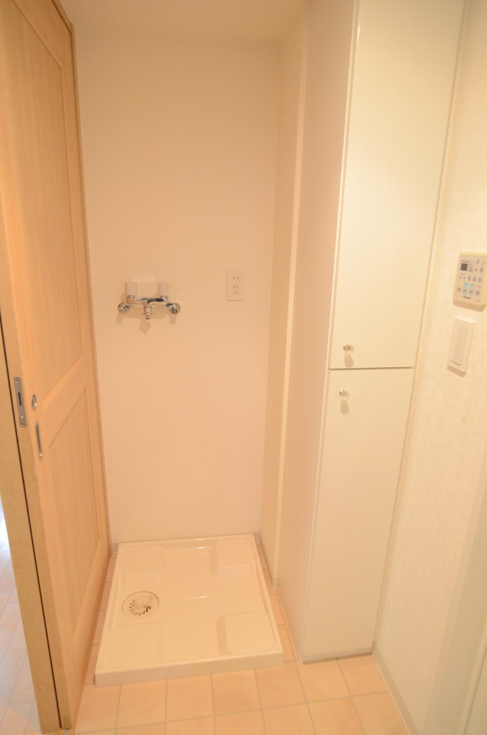 Wash basin, toilet. Indoor (12 May 2013) Shooting