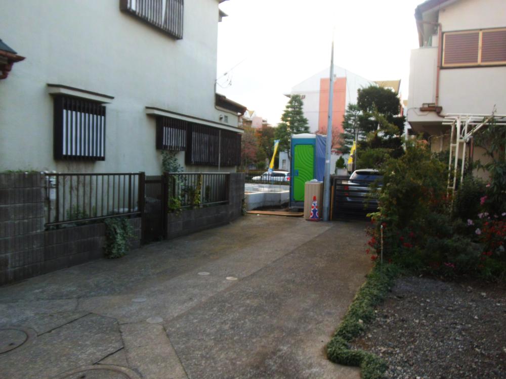 Local photos, including front road. Local (11 May 2013) Shooting