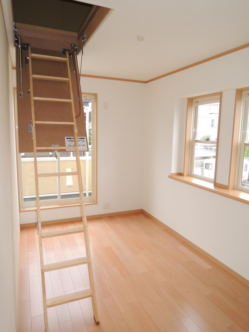 Non-living room. Western-style 5 Pledge + attic storage