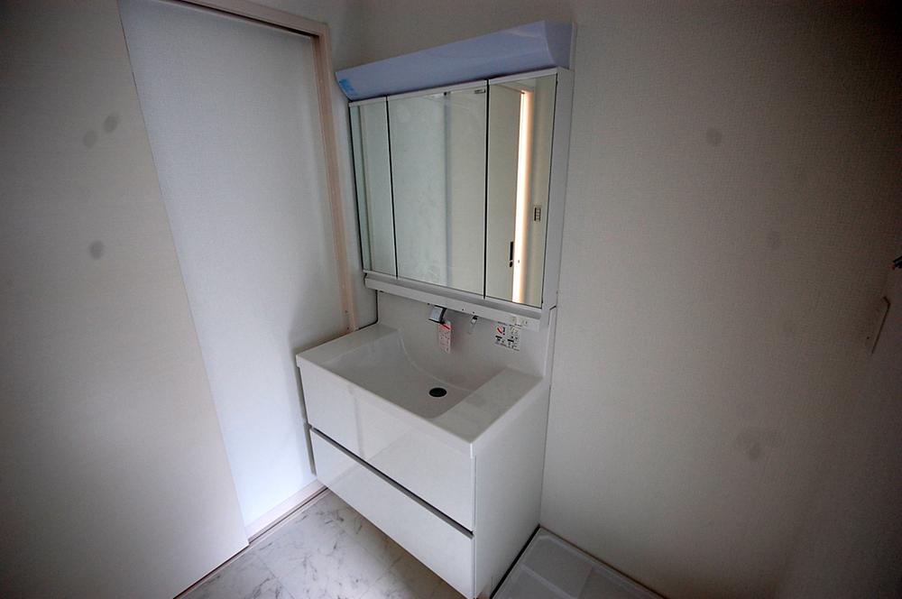 Wash basin, toilet. Local (11 May 2013) Shooting