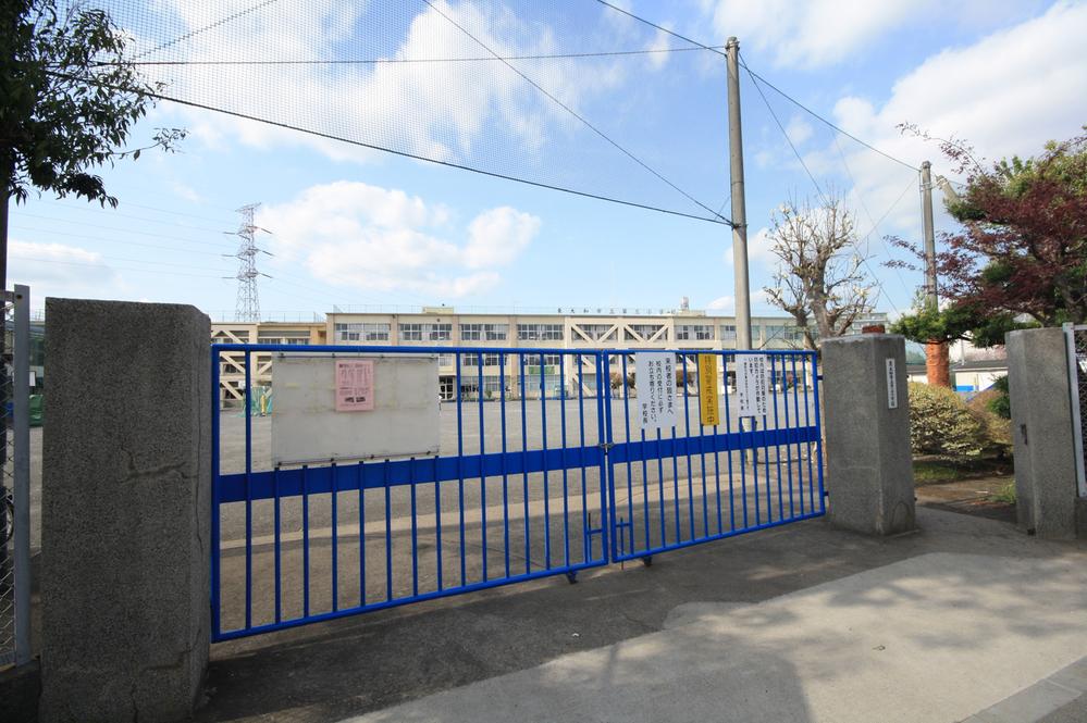 Primary school. Higashiyamato Municipal third to elementary school 779m