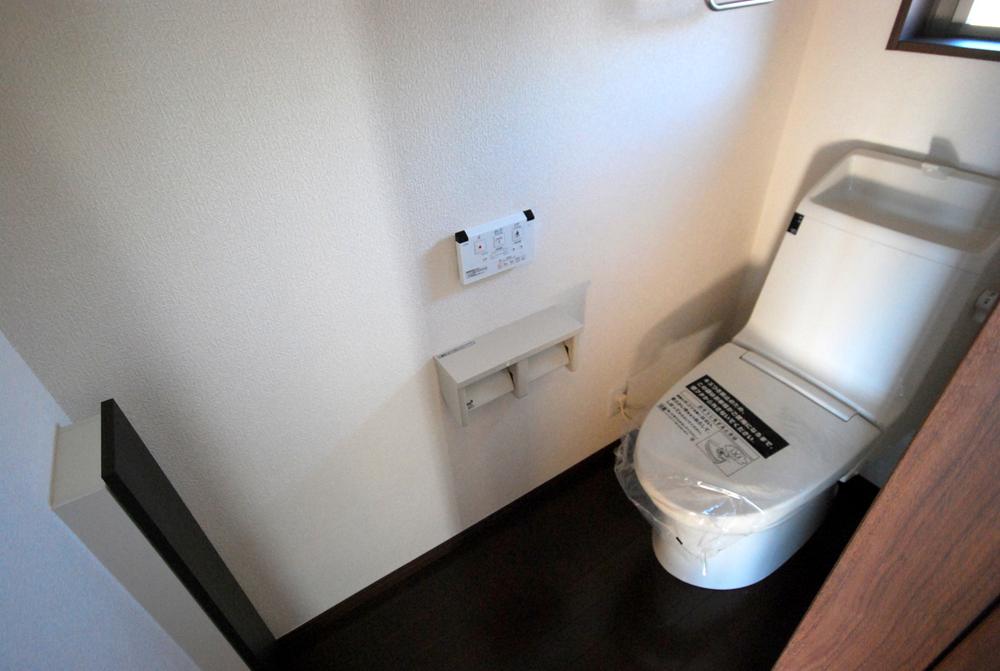 Toilet. Local (11 May 2013) Shooting