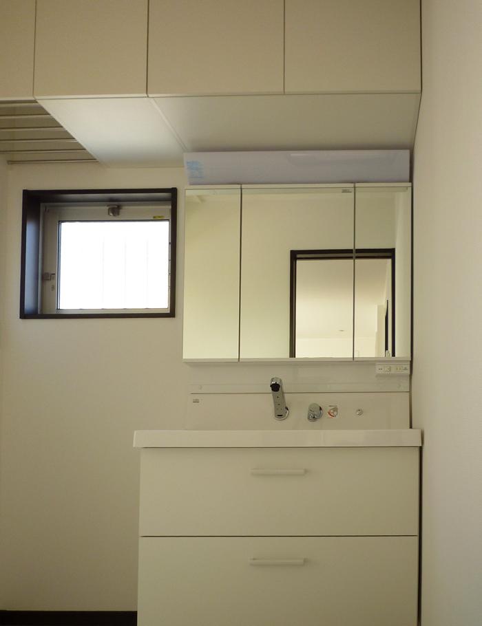 Wash basin, toilet. Indoor (11 May 2013) Shooting