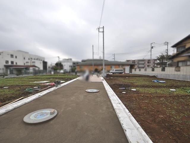 Local photos, including front road. Higashiyamato Kamikitadai 3-chome, contact road situation