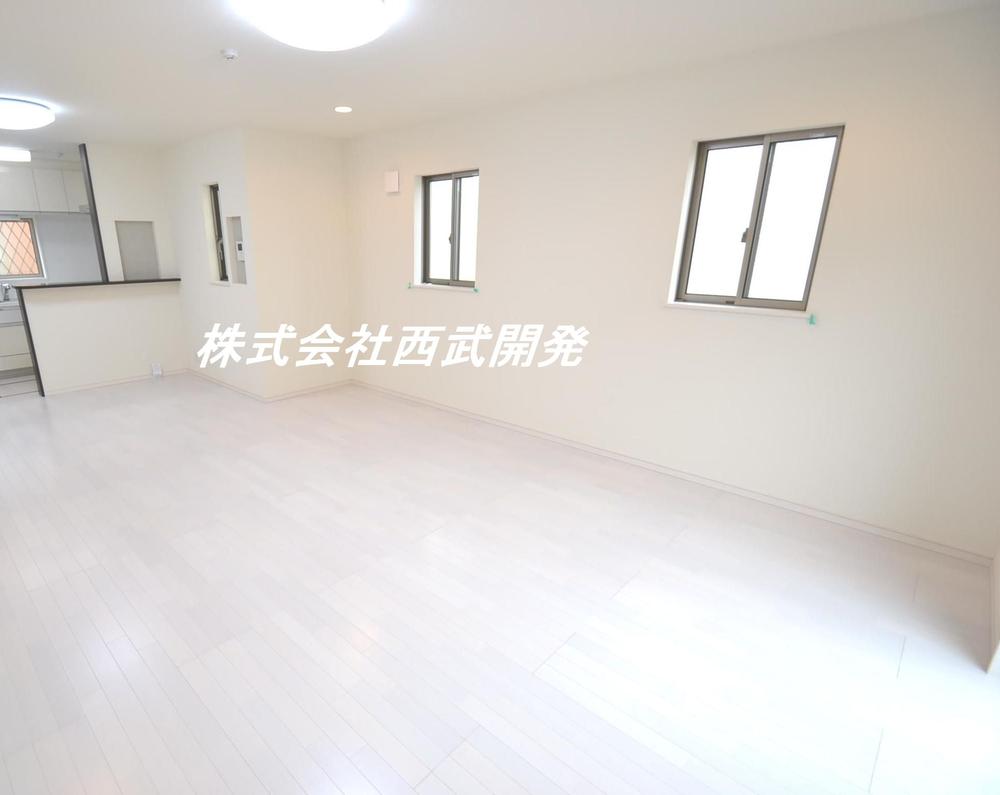 Same specifications photos (living). Same specification living (floor color, etc. may vary)