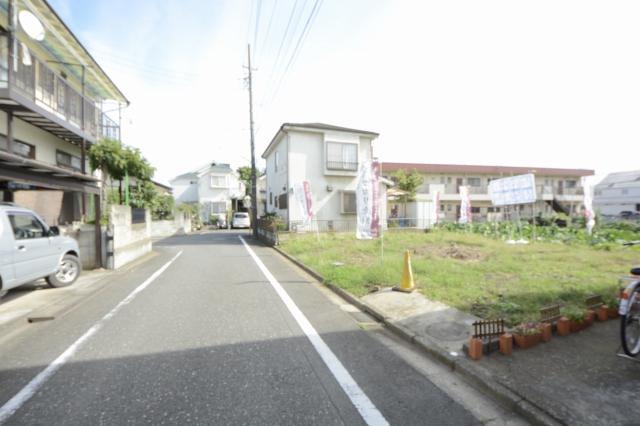 Local photos, including front road. Frontal road