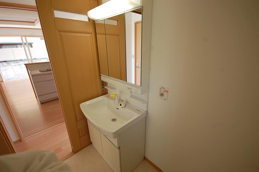 Wash basin, toilet. Indoor (10 May 2013) Shooting