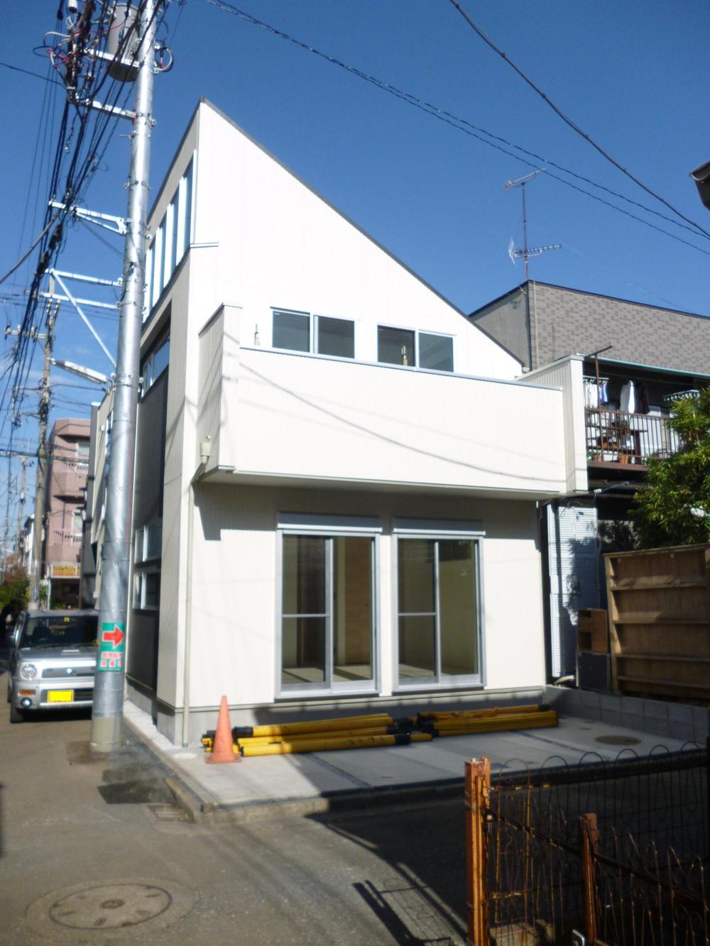 Local appearance photo. Than local (11 May 2013) shooting south road, Southwest corner lot (sunny! Parking space there one minute)