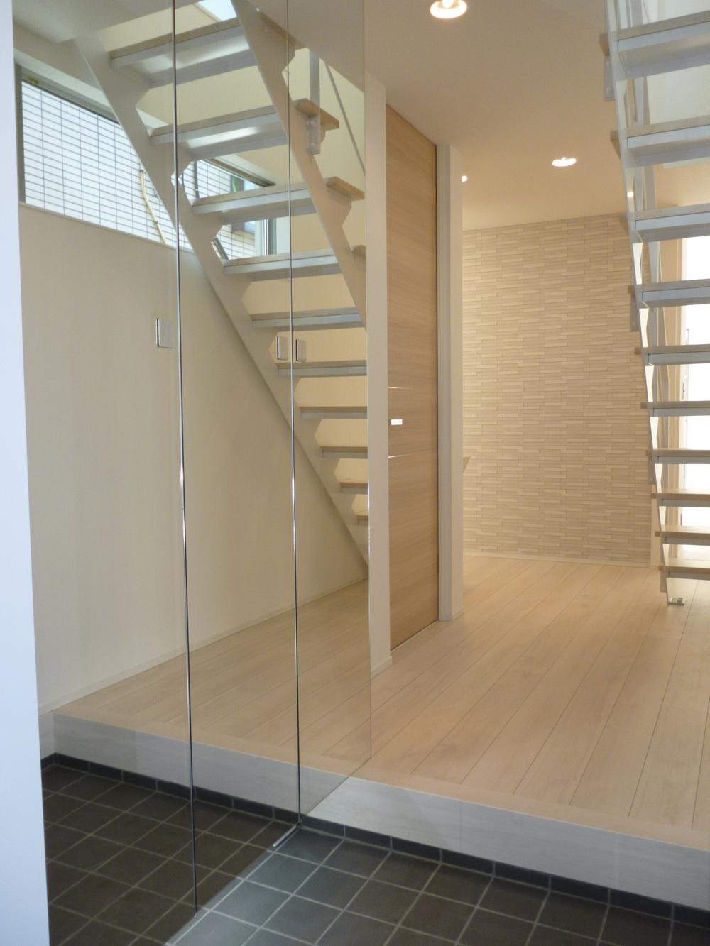 Entrance. The entire surface of a glass-enclosed shoes BOX to the left hand