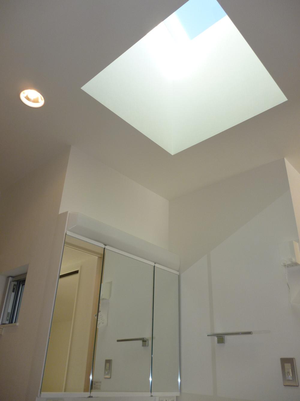 Wash basin, toilet. Dimly is lighting only, Top light to dispel the chilly washroom of image! Refreshing daylight in the morning is the alarm instead