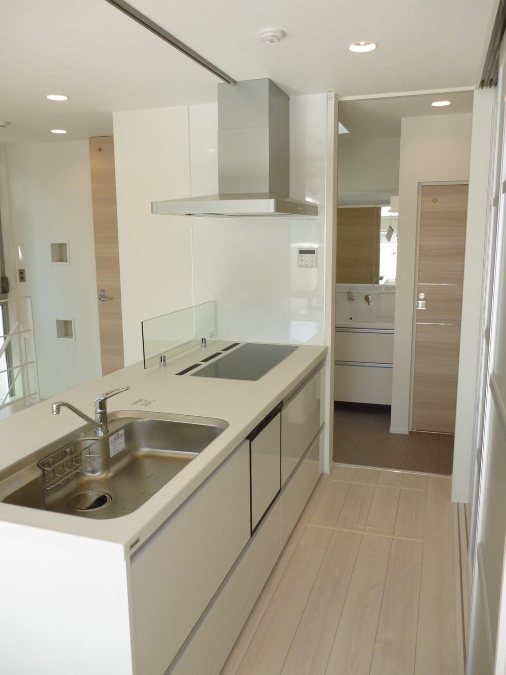 Kitchen. Placement in consideration of the washing flow line of wife