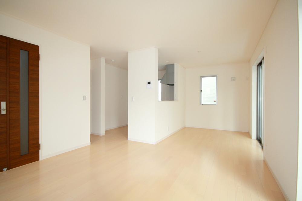 Same specifications photos (living). Seller construction cases