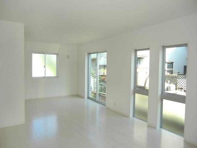 Same specifications photos (living). Seller construction cases