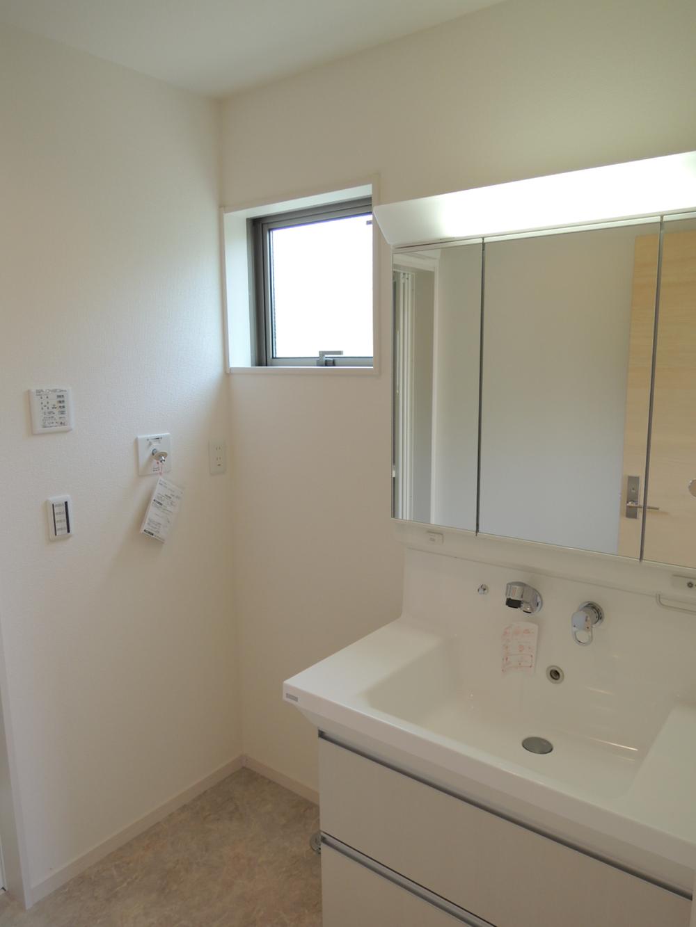 Wash basin, toilet. Washroom (same specifications)