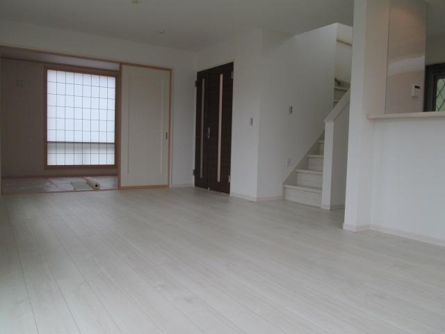 Same specifications photos (living). Seller construction cases