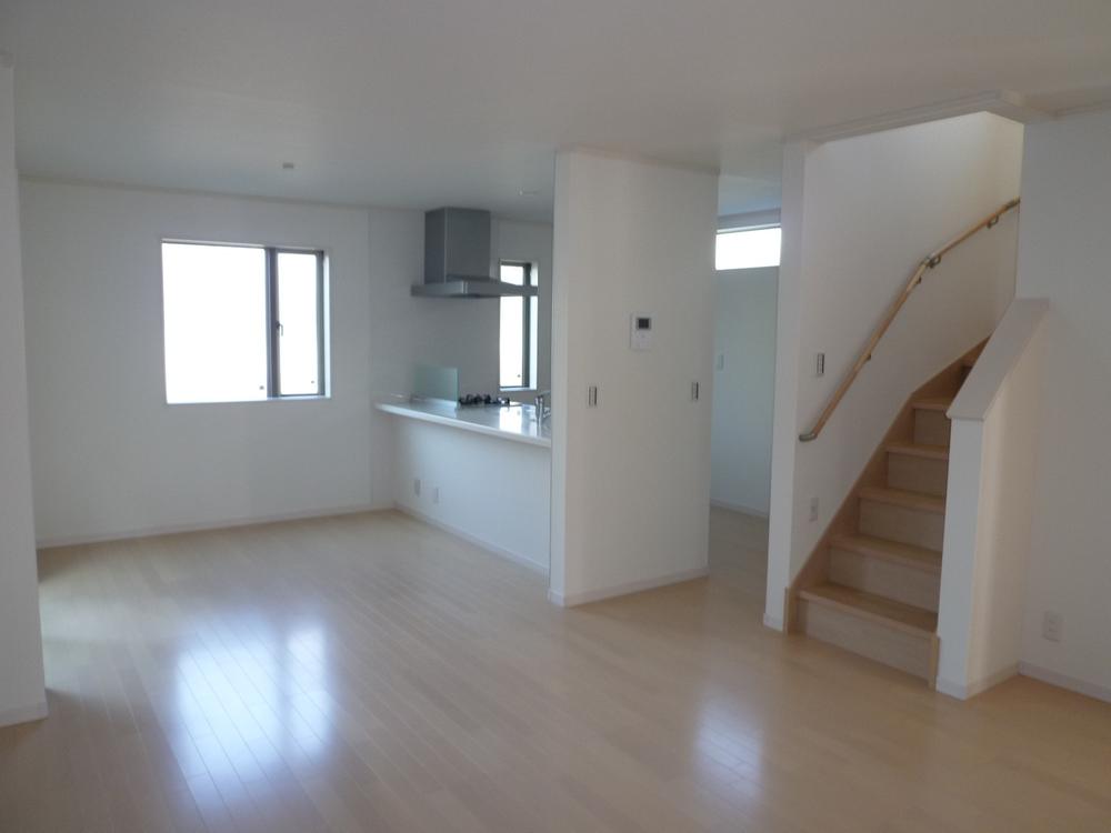 Same specifications photos (living). Seller construction cases