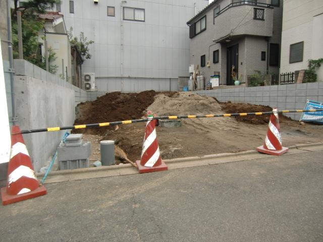 Local photos, including front road. Selling local