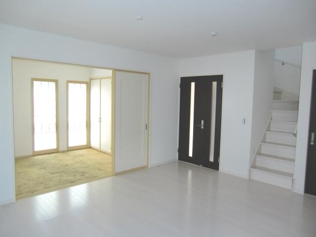 Same specifications photos (living). Seller construction cases