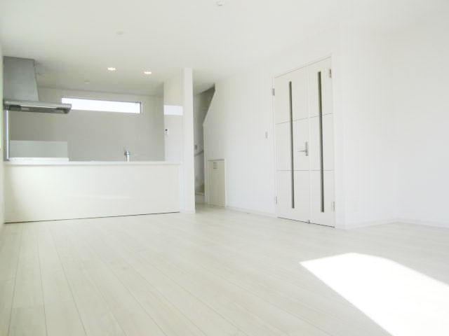 Living. Spacious living room, which was white with keynote