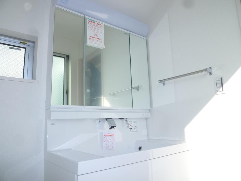 Wash basin, toilet. Indoor (11 May 2013) Shooting