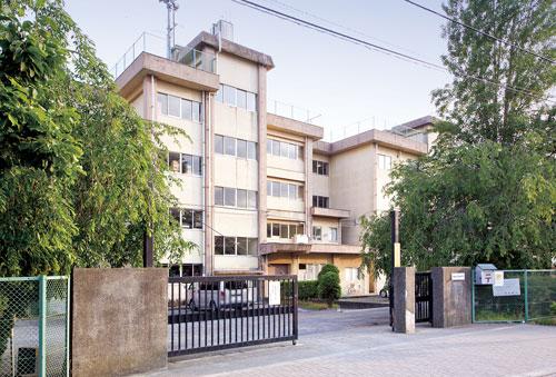 Junior high school. 1280m until the fourth junior high school