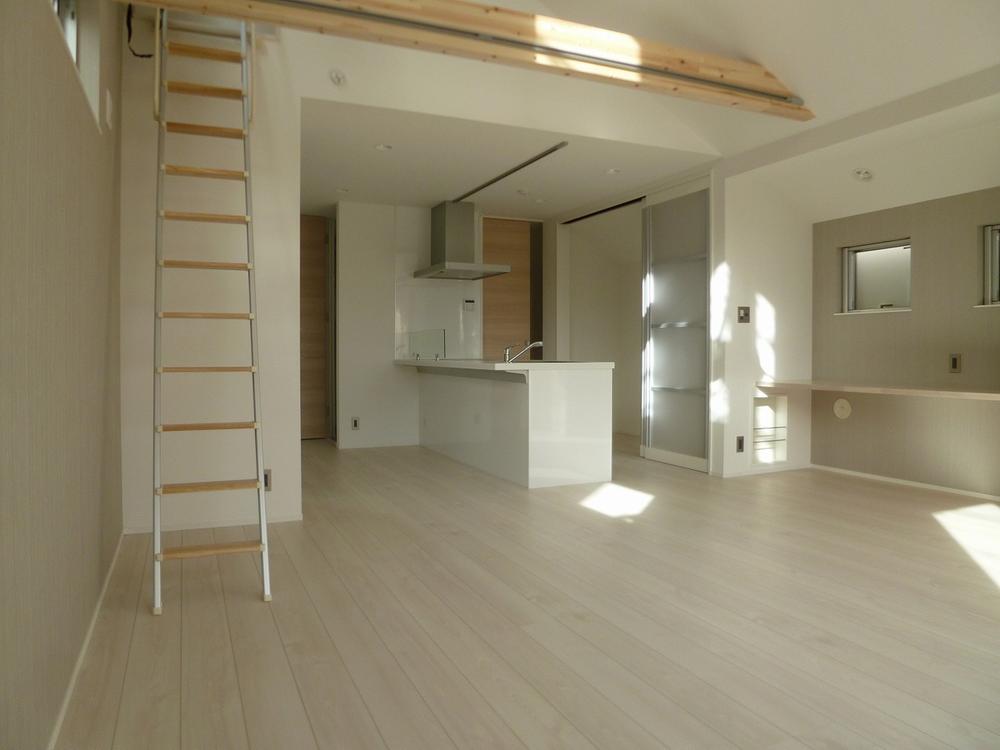 Living. 19, 06 Pledge living