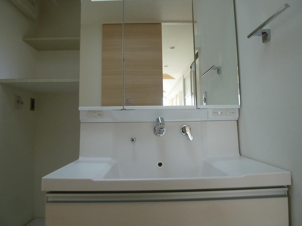 Wash basin, toilet. Wash basin