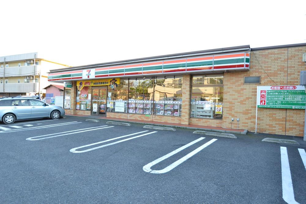 Convenience store. 330m to Seven-Eleven