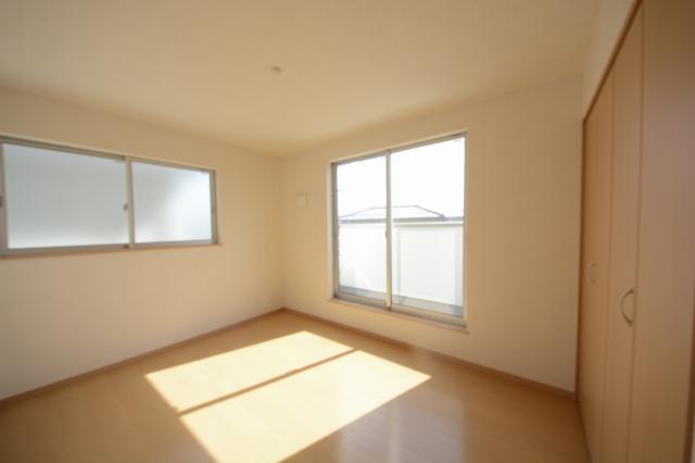 Non-living room. 6 Building All the living room facing south