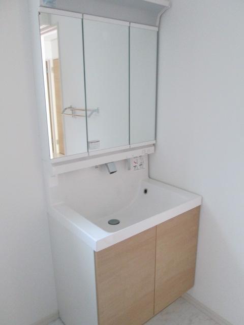 Wash basin, toilet. Seller enforcement example