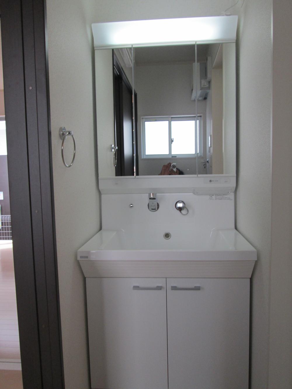 Wash basin, toilet. Seller construction cases