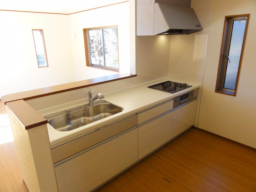 Kitchen. Face-to-face kitchen sunshine enters plenty! 