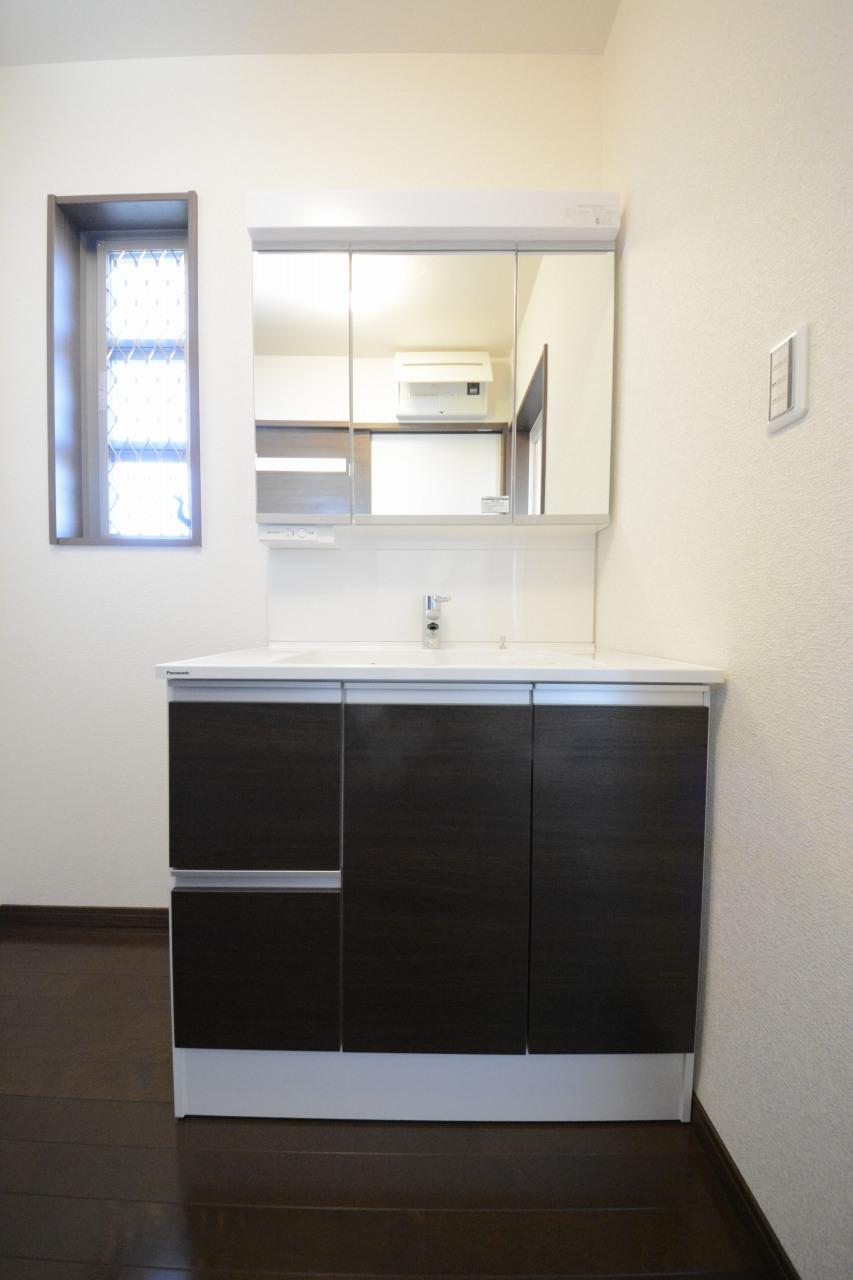 Wash basin, toilet. Washbasin and easy to use large